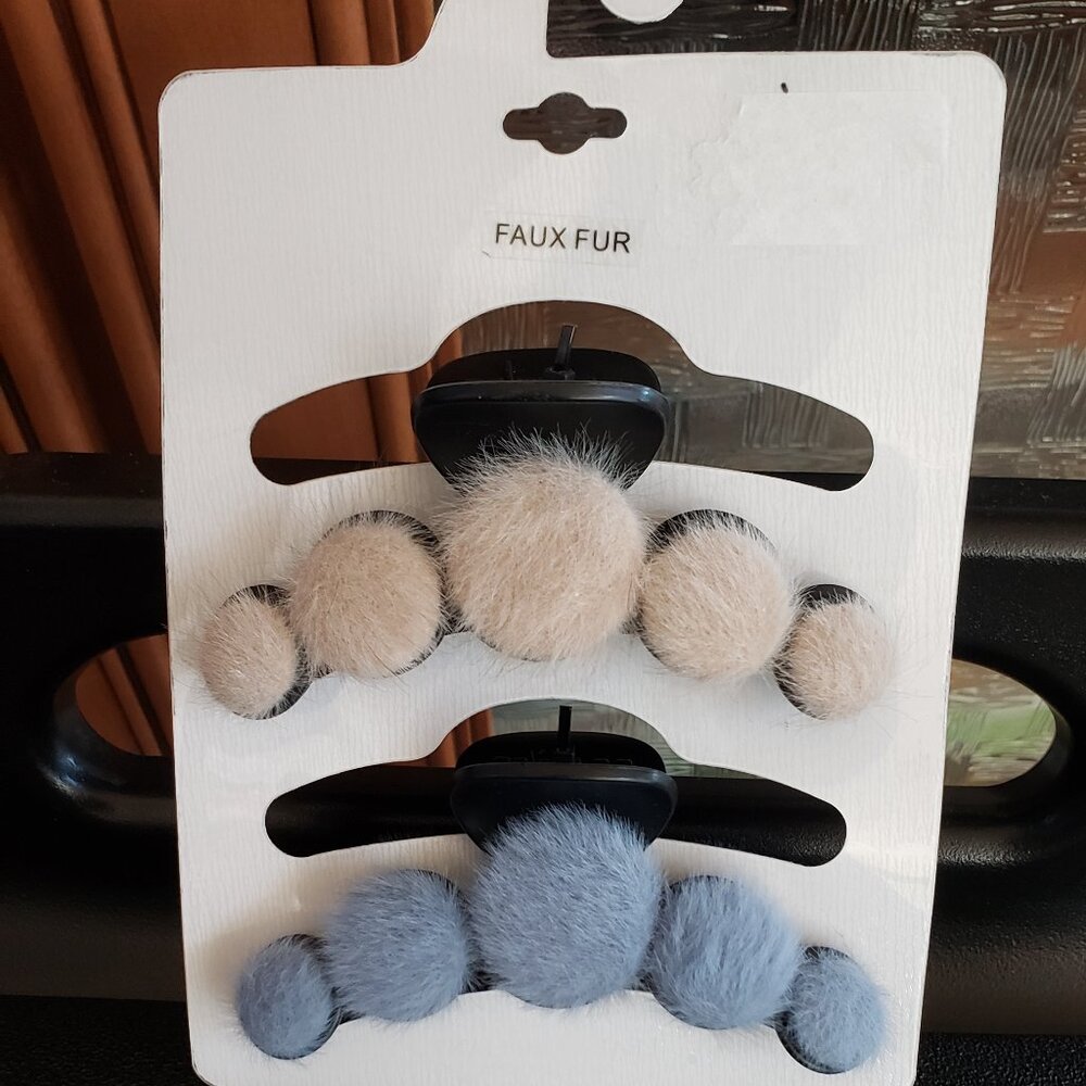 Natasha Set Of 2 Claw Clips - Beige & Blue Faux Fur Dots - BRAND NEW ON CARD - Picture 2 of 2